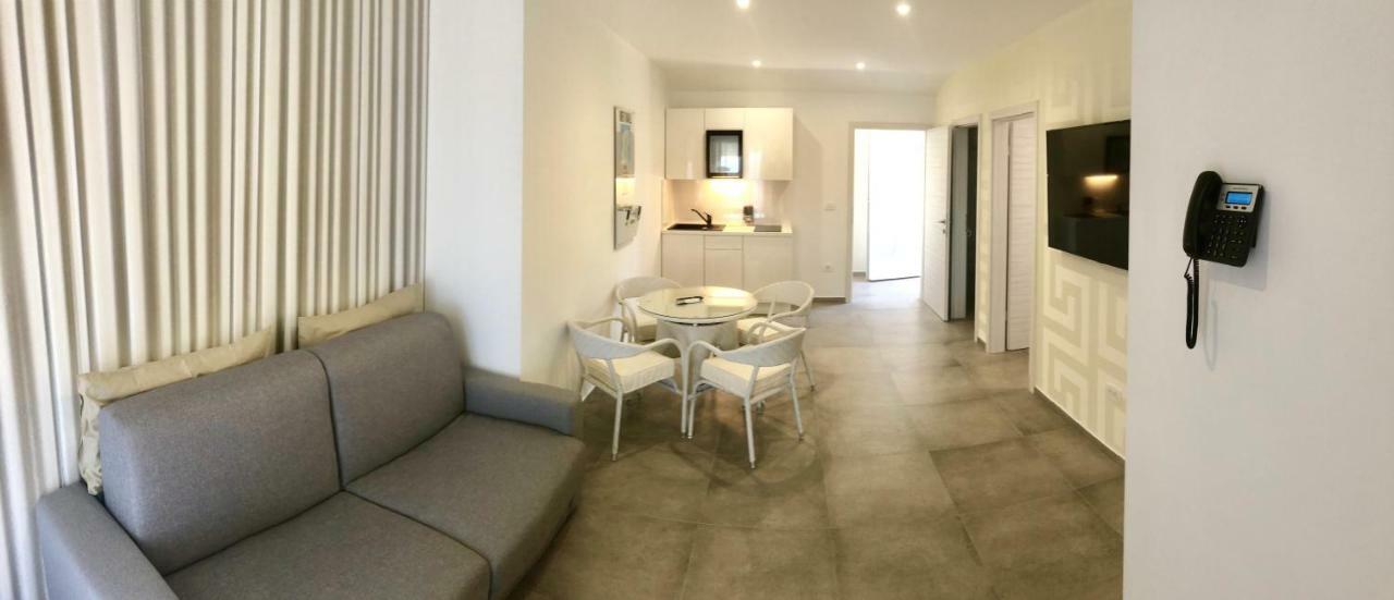 Apartments Vip Residence ไพราน ภายนอก รูปภาพ