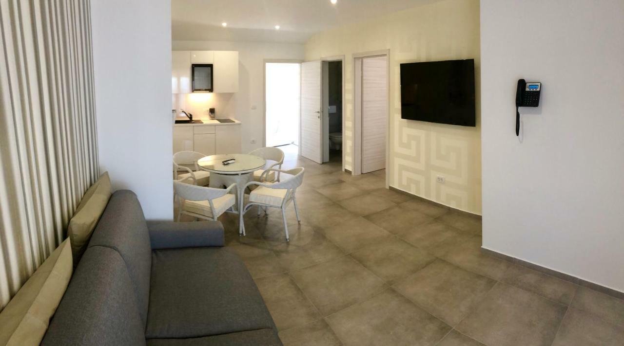 Apartments Vip Residence ไพราน ภายนอก รูปภาพ